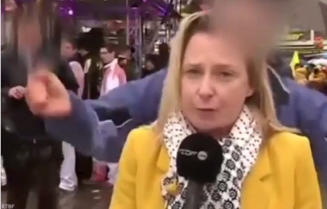 La journaliste belge Esmeralda Labye, victime d'attouchements en plein direct, le 4 février 2016 à Cologne en Allemagne. La journaliste belge Esmeralda Labye, victime d'attouchements en plein direct, le 4 février 2016 à Cologne en Allemagne.
