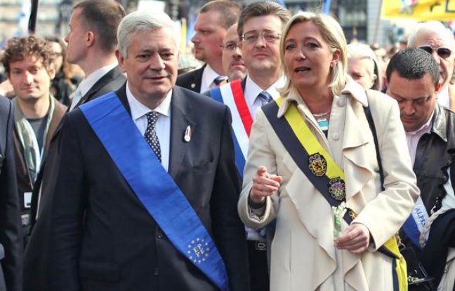 Les vice-présidents du FN Marine Le Pen et Bruno Gollnisch arrivent pour la célébration de la Fête de Jeanne d'Arc, sur la place de l'Opera à Paris, le 1er mai 2010. Les vice-présidents du FN Marine Le Pen et Bruno Gollnisch arrivent pour la célébration de la Fête de Jeanne d'Arc, sur la place de l'Opera à Paris, le 1er mai 2010.