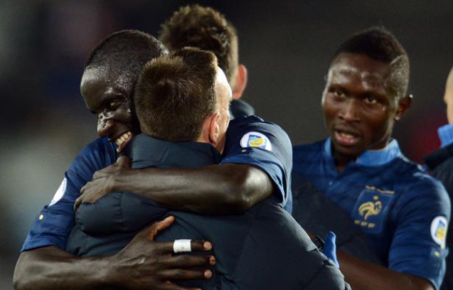 La charnière centrale de l'équipe de France, Mamadou Sakho (gauche), et Mapou Yanga Mbiwa (droite), lors de la victoire 1-0 de l'équipe de France contre la Finlande, le 7 septembre 2012. La charnière centrale de l'équipe de France, Mamadou Sakho (gauche), et Mapou Yanga Mbiwa (droite), lors de la victoire 1-0 de l'équipe de France contre la Finlande, le 7 septembre 2012.