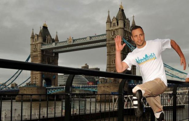 Oscar Pistorius, qui court avec des prothèses à la place des jambes, sera le premier athlète paralympique à disputer les JO après avoir été retenu mercredi dans l'équipe sud-africaine de relais 4x400 m pour les Jeux de Londres. Oscar Pistorius, qui court avec des prothèses à la place des jambes, sera le premier athlète paralympique à disputer les JO après avoir été retenu mercredi dans l'équipe sud-africaine de relais 4x400 m pour les Jeux de Londres.