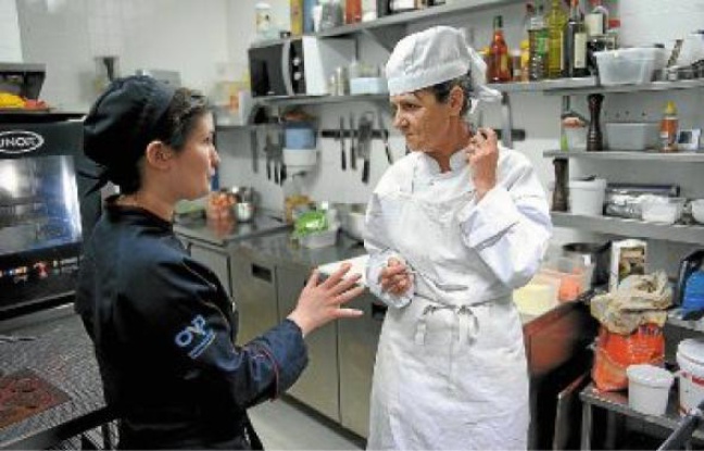 Sophie a testé ses dons culinaires dans la cuisine du restaurant Un jour un chef. Sophie a testé ses dons culinaires dans la cuisine du restaurant Un jour un chef.