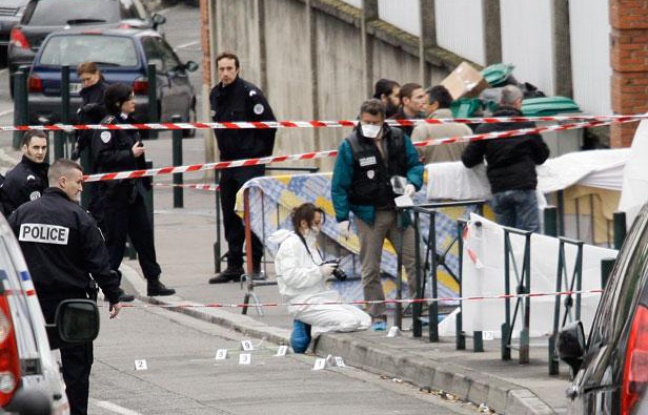 La police scientifique fait des relevés devant le collège juif Ozar Hatorah où a eu lieu une fusillade tuant quatre personnes dont trois enfants. Lundi 19 mars 2012. La police scientifique fait des relevés devant le collège juif Ozar Hatorah où a eu lieu une fusillade tuant quatre personnes dont trois enfants. Lundi 19 mars 2012.