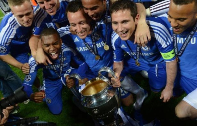 La prestigieuse et lucrative Ligue des champions reprend ses droits mardi avec deux grands favoris, le FC Barcelone et le Real Madrid, menacés par l'ambition dévorante des pétrodollars émiratis (Manchester City) et qataris (Paris SG), qui rêvent tous de succéder au palmarès à Chelsea. La prestigieuse et lucrative Ligue des champions reprend ses droits mardi avec deux grands favoris, le FC Barcelone et le Real Madrid, menacés par l'ambition dévorante des pétrodollars émiratis (Manchester City) et qataris (Paris SG), qui rêvent tous de succéder au palmarès à Chelsea.