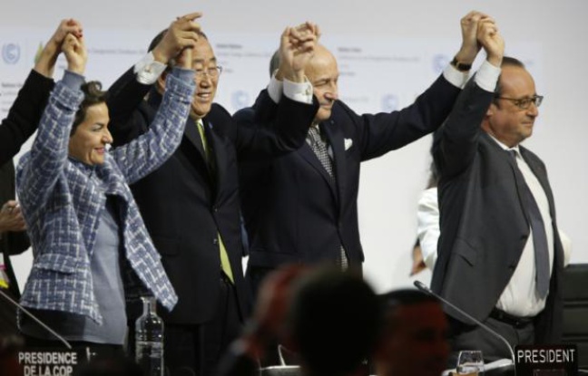 Laurent Fabius (c), Ban Ki Moon et François Hollande (d) à l'annonce de l'adoption de l'accord sur le climat au Bourget, le 12 décembre 2015 Laurent Fabius (c), Ban Ki Moon et François Hollande (d) à l'annonce de l'adoption de l'accord sur le climat au Bourget, le 12 décembre 2015