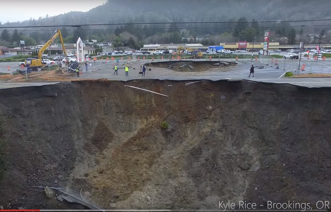 Un trou géant (sinkhole) dans l'Oregon, en janvier 2016. Un trou géant (sinkhole) dans l'Oregon, en janvier 2016.