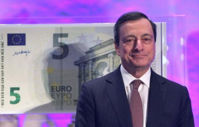 Le président de la Banque centrale européenne (BCE) Mario Draghi a dévoilé jeudi à Francfort (ouest) le nouveau billet de 5 euros, qui sera mis en circulation à partir du 2 mai dans toute la zone euro, première coupure d'une nouvelle série de billets baptisée "Europe". Le président de la Banque centrale européenne (BCE) Mario Draghi a dévoilé jeudi à Francfort (ouest) le nouveau billet de 5 euros, qui sera mis en circulation à partir du 2 mai dans toute la zone euro, première coupure d'une nouvelle série de billets baptisée "Europe".
