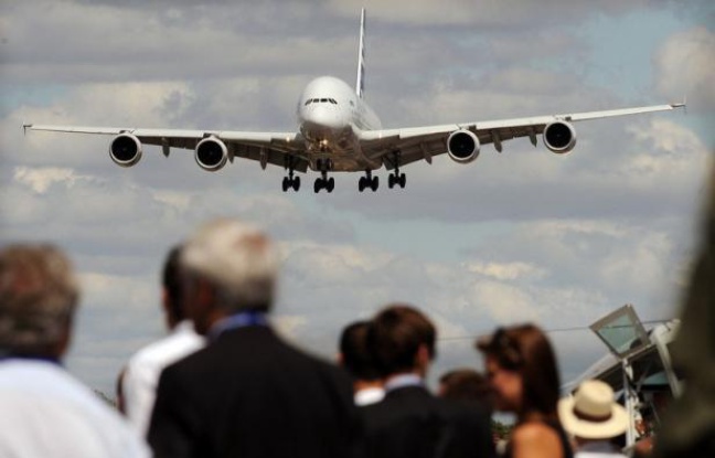 Boeing doit reprendre à Airbus sa place de premier constructeur mondial en décrochant plus de commandes que son rival européen au salon aéronautique qui s'ouvre lundi à Farnborough (sud-ouest de Londres). Boeing doit reprendre à Airbus sa place de premier constructeur mondial en décrochant plus de commandes que son rival européen au salon aéronautique qui s'ouvre lundi à Farnborough (sud-ouest de Londres).