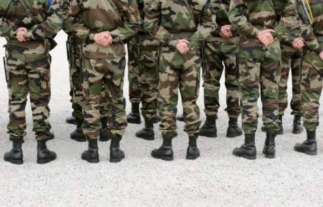Quelques dizaines de femmes de militaires ont réclamé samedi devant le ministère de la Défense à Paris le paiement de soldes et de primes non payées depuis plusieurs mois à cause de dysfonctionnements dans un nouveau logiciel informatique des armées, a constaté une journaliste de l'AFP. Quelques dizaines de femmes de militaires ont réclamé samedi devant le ministère de la Défense à Paris le paiement de soldes et de primes non payées depuis plusieurs mois à cause de dysfonctionnements dans un nouveau logiciel informatique des armées, a constaté une journaliste de l'AFP.