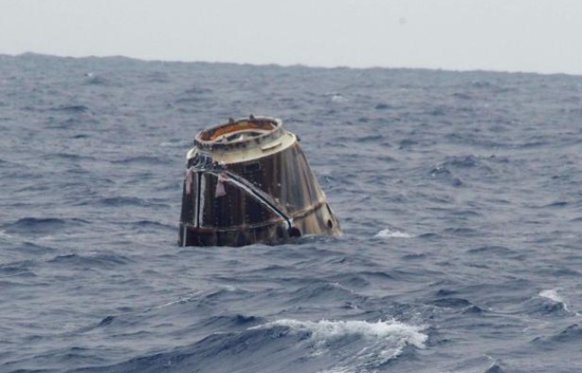 La capsule Dragon, de SpaceX, a amerri comme prévu le 31 janvier 2012 dans le Pacifique, à 600 km de Los Angeles. La capsule Dragon, de SpaceX, a amerri comme prévu le 31 janvier 2012 dans le Pacifique, à 600 km de Los Angeles.