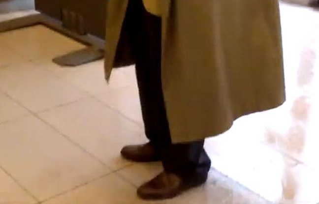 Dans une vidéo publiée le 17 octobre sur Internet, un homme furtivement filmé, s'en prend à une agente de la SNCF dans la gare de Viroflay Dans une vidéo publiée le 17 octobre sur Internet, un homme furtivement filmé, s'en prend à une agente de la SNCF dans la gare de Viroflay