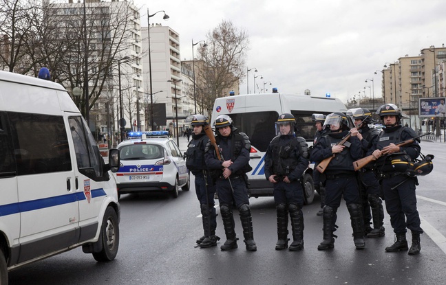 French police officers arrive to take up positions near Porte de Vincennes in Paris on January 9, 2015, after at least one person was injured when a gunman opened fire at a kosher grocery store and took at least five people hostage, sources told AFP. The attacker was suspected of being the same gunman who killed a policewoman in a shooting in Montrouge in southern Paris on January 8. AFP PHOTO / LOIC VENANCE French police officers arrive to take up positions near Porte de Vincennes in Paris on January 9, 2015, after at least one person was injured when a gunman opened fire at a kosher grocery store and took at least five people hostage, sources told AFP. The attacker was suspected of being the same gunman who killed a policewoman in a shooting in Montrouge in southern Paris on January 8. AFP PHOTO / LOIC VENANCE