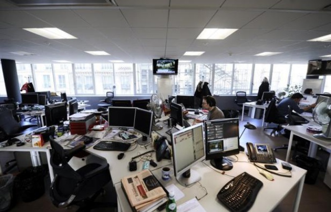 Pendant la période estivale, la plupart des entreprises françaises acceptent - avec quelques réserves - que leurs employés troquent vestes ou tailleurs contre des tenues plus légères et plus décontractées pour venir travailler. Pendant la période estivale, la plupart des entreprises françaises acceptent - avec quelques réserves - que leurs employés troquent vestes ou tailleurs contre des tenues plus légères et plus décontractées pour venir travailler.