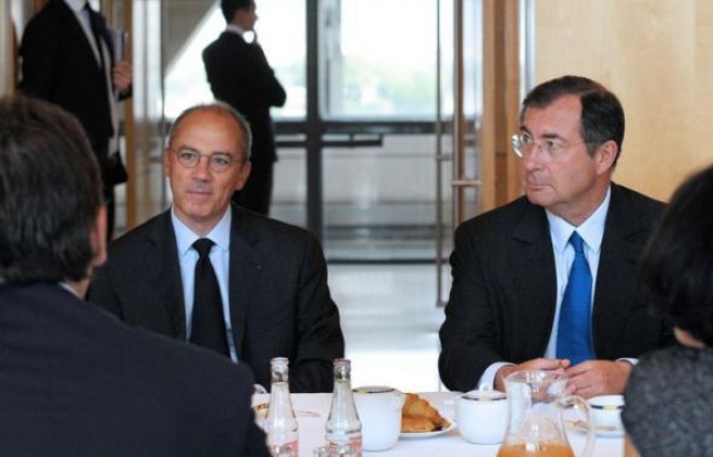 Une première réunion de travail s'est tenue mardi entre les opérateurs télécoms et les ministres Arnaud Montebourg et Fleur Pellerin, au cours de laquelle "tous les sujets sociaux et économiques" ont été "mis à plat", y compris les relocalisations et les suppressions de postes. Une première réunion de travail s'est tenue mardi entre les opérateurs télécoms et les ministres Arnaud Montebourg et Fleur Pellerin, au cours de laquelle "tous les sujets sociaux et économiques" ont été "mis à plat", y compris les relocalisations et les suppressions de postes.