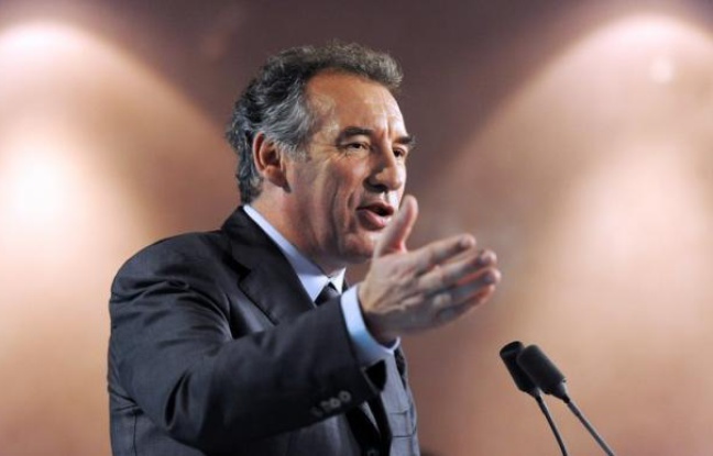 François Bayrou a estimé lundi que la guerre de succession à la tête de l'UMP, loin de se réduire à un choc d'ambitions, relevait d'un antagonisme de valeurs entre une droite ouverte représentée par François Fillon, avec qui il pourrait travailler, et une autre jouant les rapports de force, désignant implicitement Jean-François Copé. François Bayrou a estimé lundi que la guerre de succession à la tête de l'UMP, loin de se réduire à un choc d'ambitions, relevait d'un antagonisme de valeurs entre une droite ouverte représentée par François Fillon, avec qui il pourrait travailler, et une autre jouant les rapports de force, désignant implicitement Jean-François Copé.