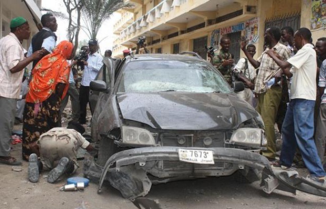 Un député et ancien ministre somalien a été tué lundi dans l'explosion de la voiture qu'il devait conduire et plusieurs passants alentours ont également été blessés, dans la capitale somalienne Mogadiscio, a-t-on appris auprès de responsables policiers et de témoins. Un député et ancien ministre somalien a été tué lundi dans l'explosion de la voiture qu'il devait conduire et plusieurs passants alentours ont également été blessés, dans la capitale somalienne Mogadiscio, a-t-on appris auprès de responsables policiers et de témoins.