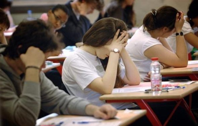 Le baccalauréat 2009 commencera le 18 juin, soit plus tard que les années précédentes, et les conseils de classe de fin d'année seront retardés afin que les élèves des collèges et lycées continuent à apprendre tout au long du 3ème trimestre, selon le ministère de l'Education. Le baccalauréat 2009 commencera le 18 juin, soit plus tard que les années précédentes, et les conseils de classe de fin d'année seront retardés afin que les élèves des collèges et lycées continuent à apprendre tout au long du 3ème trimestre, selon le ministère de l'Education.