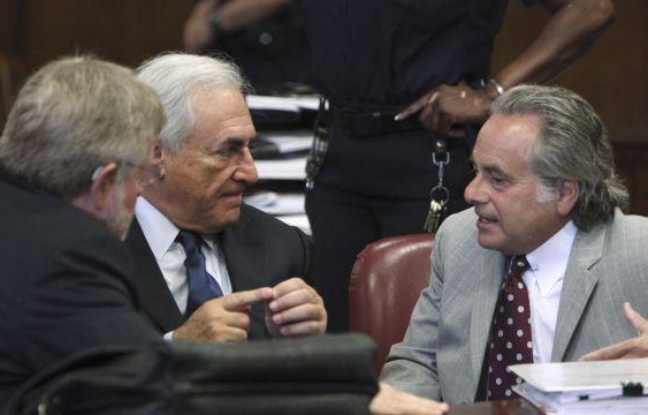 Dominique Strauss-Kahn (au centre), entouré de ses deux avocats, William Taylor (à gauche) et Benjamin Brafman (à droite), lors de son audience devant le tribunal de New York, le 6 juin 2011. Dominique Strauss-Kahn (au centre), entouré de ses deux avocats, William Taylor (à gauche) et Benjamin Brafman (à droite), lors de son audience devant le tribunal de New York, le 6 juin 2011.