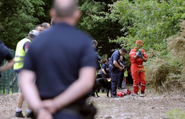 Des policiers ont repris mardi à Eysines, en banlieue de Bordeaux, les recherches pour tenter de retrouver Erane et Andy, âgés de 7 ans, qui ont disparu samedi sans que depuis les enquêteurs n'obtiennent le moindre indice sur ces disparitions inquiétantes. Des policiers ont repris mardi à Eysines, en banlieue de Bordeaux, les recherches pour tenter de retrouver Erane et Andy, âgés de 7 ans, qui ont disparu samedi sans que depuis les enquêteurs n'obtiennent le moindre indice sur ces disparitions inquiétantes.