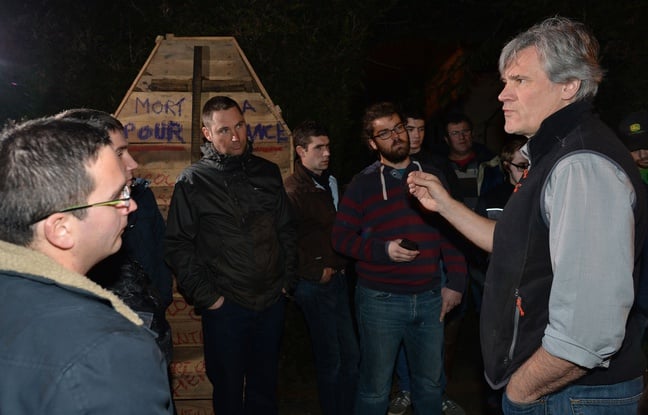 Le 21 février 2016, vers 20h, plusieurs dizaines d'agriculteurs se sont rendus devant le domicile de Stéphane Le Foll, dans la Sarthe. Le ministre de l'Agriculture a discuté une heure avec eux. Le 21 février 2016, vers 20h, plusieurs dizaines d'agriculteurs se sont rendus devant le domicile de Stéphane Le Foll, dans la Sarthe. Le ministre de l'Agriculture a discuté une heure avec eux.