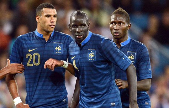Mamadou Sakho et Mapou Yanga-Mbwia, avec Etienne Capoue à gauche, lors d'un match amical face à l'Uruguay, le 15 août 2012 Mamadou Sakho et Mapou Yanga-Mbwia, avec Etienne Capoue à gauche, lors d'un match amical face à l'Uruguay, le 15 août 2012