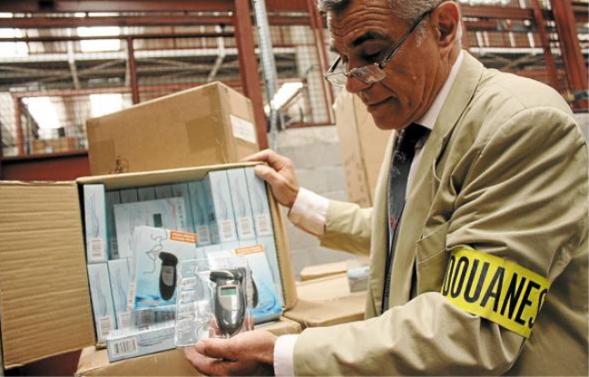 Achetés 2,65 dollars pièce, les éthylotests devaient être revendus entre 20 et 30 €. Achetés 2,65 dollars pièce, les éthylotests devaient être revendus entre 20 et 30 €.