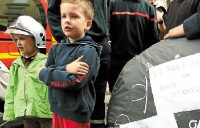 Les familles de pompiers ont manifesté leur colère devant le Sdis. Les familles de pompiers ont manifesté leur colère devant le Sdis.