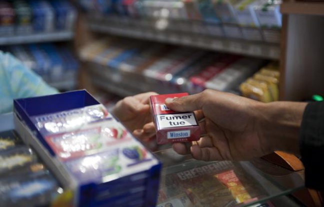 Vente de cigarettes chez un buraliste à Paris. Vente de cigarettes chez un buraliste à Paris.