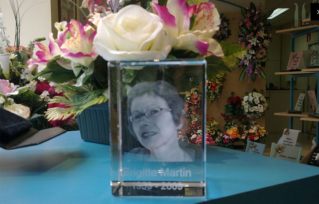 Hélène Crié-Wiesner s'est vu en photo dans une vitrine de pompes funèbres. Hélène Crié-Wiesner s'est vu en photo dans une vitrine de pompes funèbres.