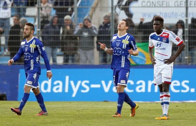 Corrigé samedi à Bastia (4-1) lors de la 29e journée de Ligue 1, Lyon n'a pas saisi l'occasion de mettre la pression sur le leader parisien, qui ira dimanche à Saint-Etienne, alors que Lille, battu, et Montpellier, tenu en échec, ne sont pas parvenus à se rapprocher de la tête. Corrigé samedi à Bastia (4-1) lors de la 29e journée de Ligue 1, Lyon n'a pas saisi l'occasion de mettre la pression sur le leader parisien, qui ira dimanche à Saint-Etienne, alors que Lille, battu, et Montpellier, tenu en échec, ne sont pas parvenus à se rapprocher de la tête.