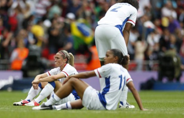 Les joueuses de l'équipe de France de football féminine, après leur défaite en demi-finale des Jeux olympiques, le 6 août 2012 à Londres contre le Japon. Les joueuses de l'équipe de France de football féminine, après leur défaite en demi-finale des Jeux olympiques, le 6 août 2012 à Londres contre le Japon.