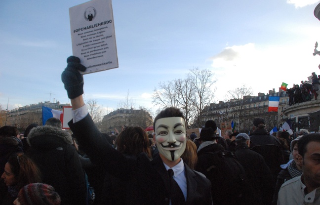 Un manifestant porte un masque Anonymous le 11 janvier à Paris. Un manifestant porte un masque Anonymous le 11 janvier à Paris.