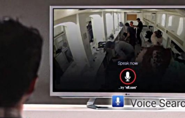 La nouvelle version de Google TV, présentée le 14 novembre, met l'accent sur la recherche vocale. La nouvelle version de Google TV, présentée le 14 novembre, met l'accent sur la recherche vocale.