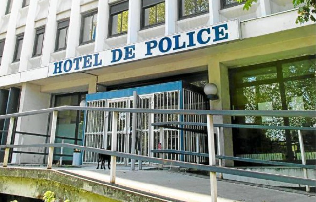 Ses collègues ont été informés hier. Ses collègues ont été informés hier.