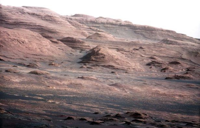 Détail de la première photo en haute résolution envoyée par Curiosity depuis Mars, dont les couleurs ont été modifiées par la Nasa. Détail de la première photo en haute résolution envoyée par Curiosity depuis Mars, dont les couleurs ont été modifiées par la Nasa.