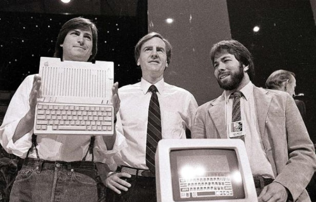 De gauche à droite: Steve Jobs, John Sculley et Steve Wozniak, présentent l'Apple II, le 24 avril 1984. De gauche à droite: Steve Jobs, John Sculley et Steve Wozniak, présentent l'Apple II, le 24 avril 1984.