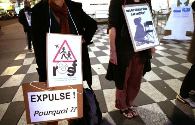 Les membres de Réseaux éducation sans frontières, pendant une manifestation à Nice le 2 mars 2010 Les membres de Réseaux éducation sans frontières, pendant une manifestation à Nice le 2 mars 2010