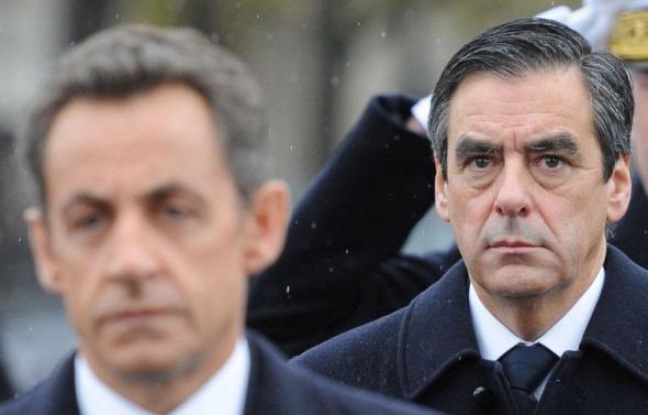 Après l'annonce surprise samedi peu après 19H30 d'une démission du gouvernement en place - une première un week-end sous la Ve République-, l'annonce de la reconduction de François Fillon à Matignon, finalement préféré à Jean-Louis Borloo, est tombée vers 09H50. Après l'annonce surprise samedi peu après 19H30 d'une démission du gouvernement en place - une première un week-end sous la Ve République-, l'annonce de la reconduction de François Fillon à Matignon, finalement préféré à Jean-Louis Borloo, est tombée vers 09H50.