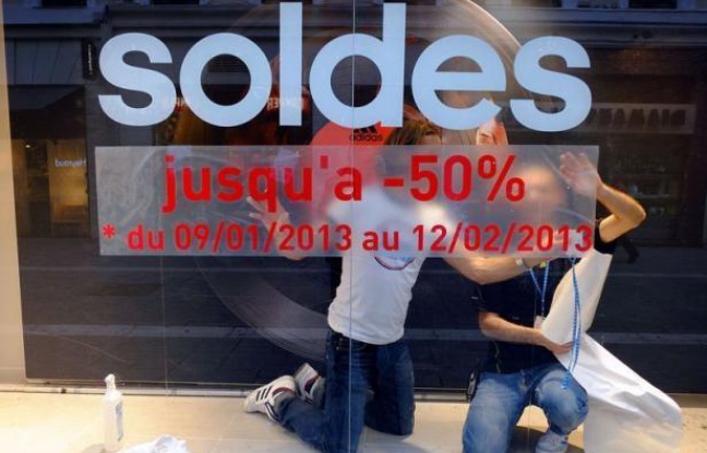 Le coup d'envoi national des soldes d'hiver devait être donné mercredi dès 08h00, avec des démarques importantes attendues, dans un contexte où les consommateurs restreignent leurs budgets et où les ventes de textile souffrent particulièrement de la crise et d'une météo trop douce. Le coup d'envoi national des soldes d'hiver devait être donné mercredi dès 08h00, avec des démarques importantes attendues, dans un contexte où les consommateurs restreignent leurs budgets et où les ventes de textile souffrent particulièrement de la crise et d'une météo trop douce.