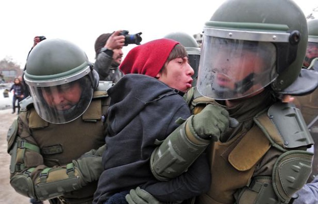 Un étudiant arrêté par des policiers lors de manifestations à Santiago du Chili, le 4 août 2011. Un étudiant arrêté par des policiers lors de manifestations à Santiago du Chili, le 4 août 2011.