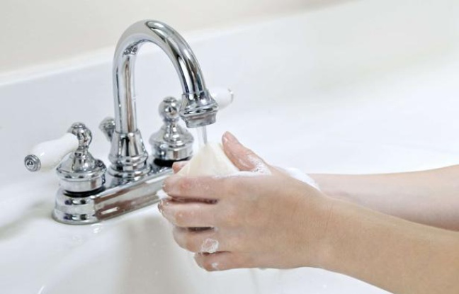 Un enfant se lave les mains. Un enfant se lave les mains.