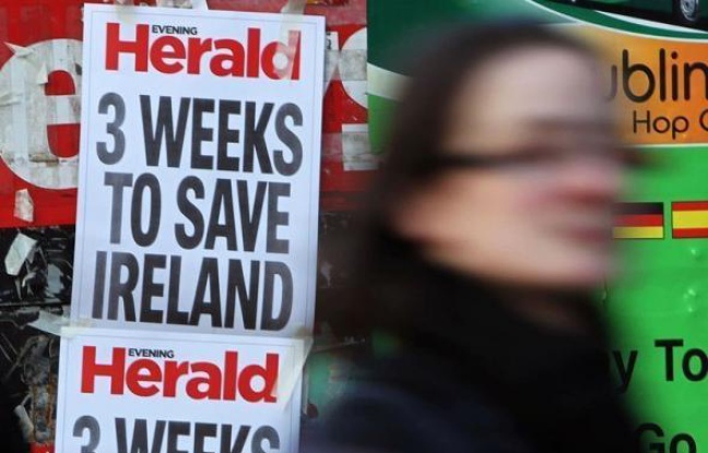 Les ministres des Finances de la zone euro vont tenir dimanche soir une conférence téléphonique au sujet d'une aide financière à l'Irlande, que Dublin s'est résolue à demander, ont annoncé des sources diplomatiques à l'AFP. Les ministres des Finances de la zone euro vont tenir dimanche soir une conférence téléphonique au sujet d'une aide financière à l'Irlande, que Dublin s'est résolue à demander, ont annoncé des sources diplomatiques à l'AFP.