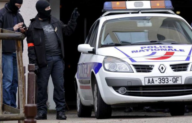 Des policiers lors d'une opération antiterroriste en Ile-de-France, le 10 octobre 2012. Des policiers lors d'une opération antiterroriste en Ile-de-France, le 10 octobre 2012.