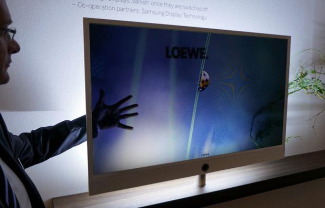 L’Allemand Loewe est à l'origine d'Invisio, un téléviseur à l’écran entièrement transparent. L’Allemand Loewe est à l'origine d'Invisio, un téléviseur à l’écran entièrement transparent.
