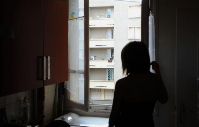 Quatre familles ont déjà quitté l'immeuble, rapporte le concierge, et d'autres cherchent à vendre. Mais, témoigne une habitante de 23 ans, "quand ils voient que c'est l'immeuble de Merah, certains acheteurs ne prennent même pas la peine de monter". Quatre familles ont déjà quitté l'immeuble, rapporte le concierge, et d'autres cherchent à vendre. Mais, témoigne une habitante de 23 ans, "quand ils voient que c'est l'immeuble de Merah, certains acheteurs ne prennent même pas la peine de monter".