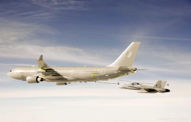 Un Airbus A330 MRTT ravitaille un F-18 de l'armée espagnole lors d'une simulation réalisée en novembre 2009. Un Airbus A330 MRTT ravitaille un F-18 de l'armée espagnole lors d'une simulation réalisée en novembre 2009.