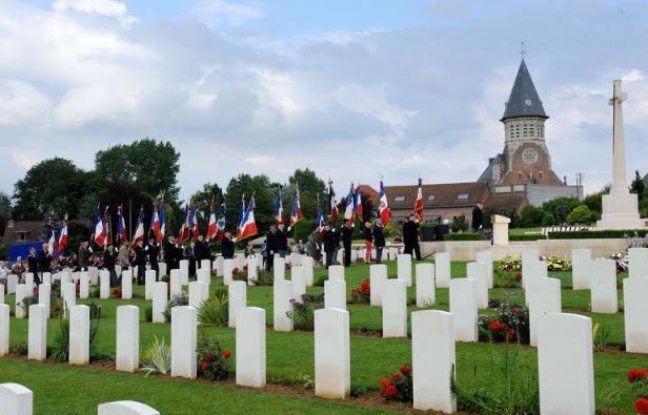Les tombes de neuf soldats australiens tombés lors de la Première Guerre Mondiale et récemment identifiés grâce à des tests ADN, ont été consacrées lors d'une cérémonie organisée vendredi à l'occasion du 96e anniversaire de la bataille de Fromelles (Nord). Les tombes de neuf soldats australiens tombés lors de la Première Guerre Mondiale et récemment identifiés grâce à des tests ADN, ont été consacrées lors d'une cérémonie organisée vendredi à l'occasion du 96e anniversaire de la bataille de Fromelles (Nord).