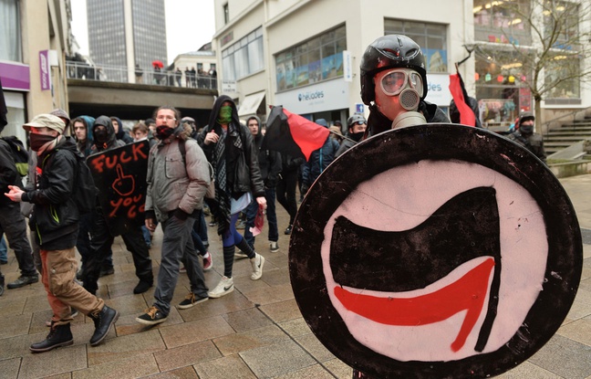 Quelque 300 personnes ont manifesté contre l'état d'urgence, ce samedi 20 février 2016 à Nantes. Quelque 300 personnes ont manifesté contre l'état d'urgence, ce samedi 20 février 2016 à Nantes.