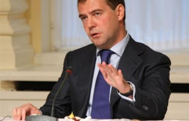 Le président russe Dmitri Medvedev a annoncé lundi qu'il signerait "cette semaine" des accords de coopération, y compris militaires, avec les républiques séparatistes géorgiennes d'Abkhazie et d'Ossétie du Sud. Le président russe Dmitri Medvedev a annoncé lundi qu'il signerait "cette semaine" des accords de coopération, y compris militaires, avec les républiques séparatistes géorgiennes d'Abkhazie et d'Ossétie du Sud.
