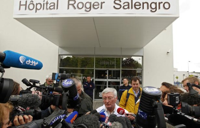 Lille, le 13 mai 2013. Le professeur Daniel Mathieu, chef du pole réanimation du CHRU, donne une conférence de presse sur l'état de santé des deux malades infectés par le coronavirus et hospitalisés au service réanimation de l'hôpital Roger Salengro. Lille, le 13 mai 2013. Le professeur Daniel Mathieu, chef du pole réanimation du CHRU, donne une conférence de presse sur l'état de santé des deux malades infectés par le coronavirus et hospitalisés au service réanimation de l'hôpital Roger Salengro.