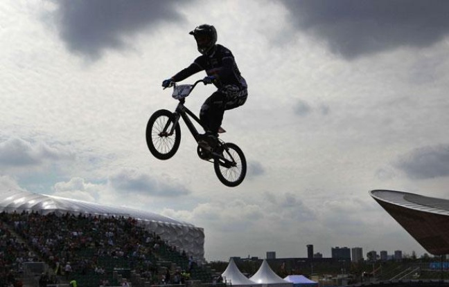 Le champion de BMX français Moana Moo Caille, lors d'une Coupe du monde au Parc olympique de Londres, le 19 août 2011. Le champion de BMX français Moana Moo Caille, lors d'une Coupe du monde au Parc olympique de Londres, le 19 août 2011.
